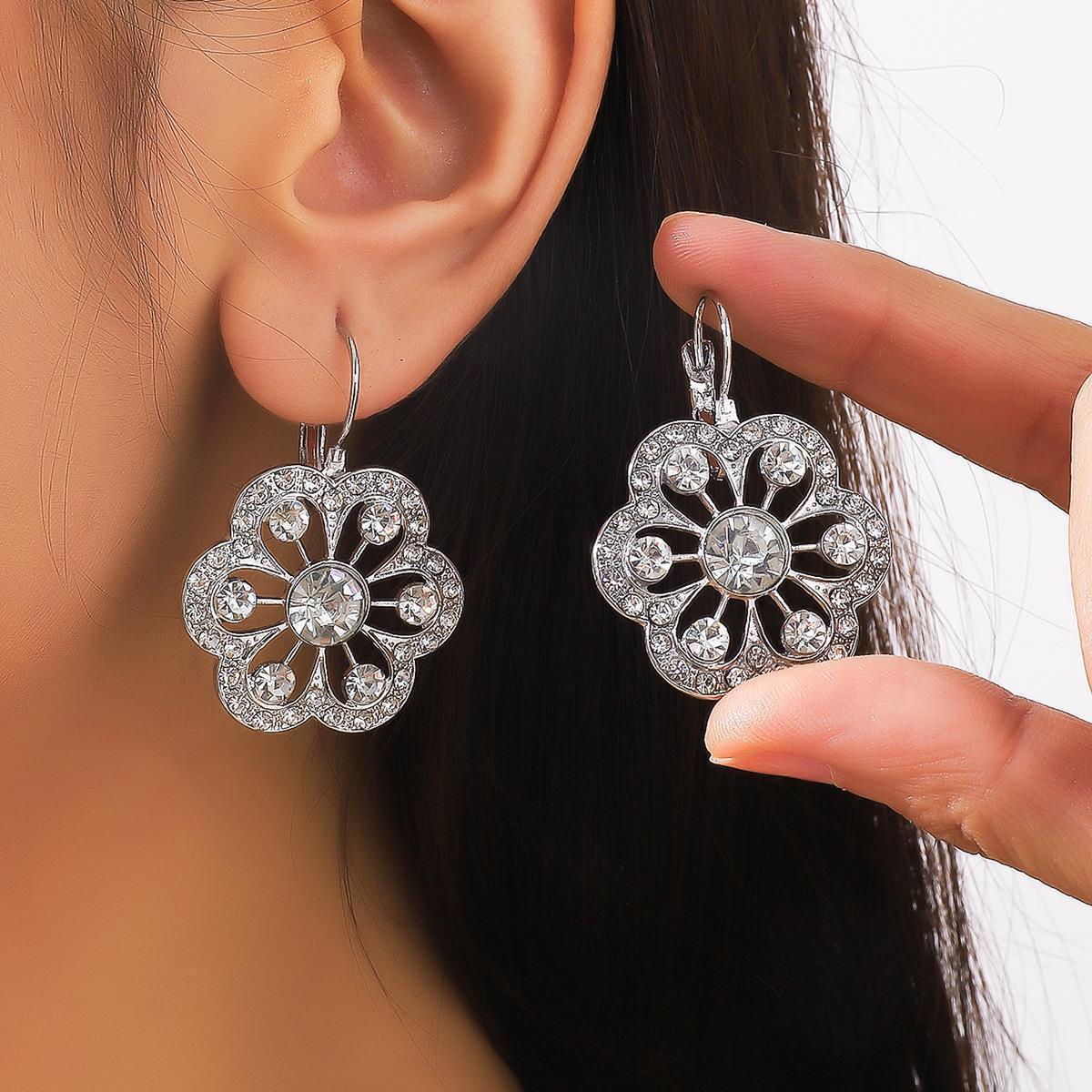 Women's Fashion Simple Round Flower Earrings